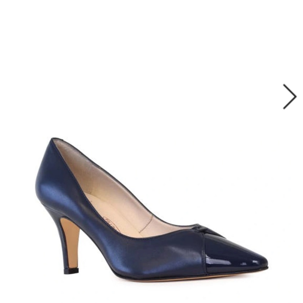 Amalfi by rangoni pillow rest Italian leather navy pumps 9.5
